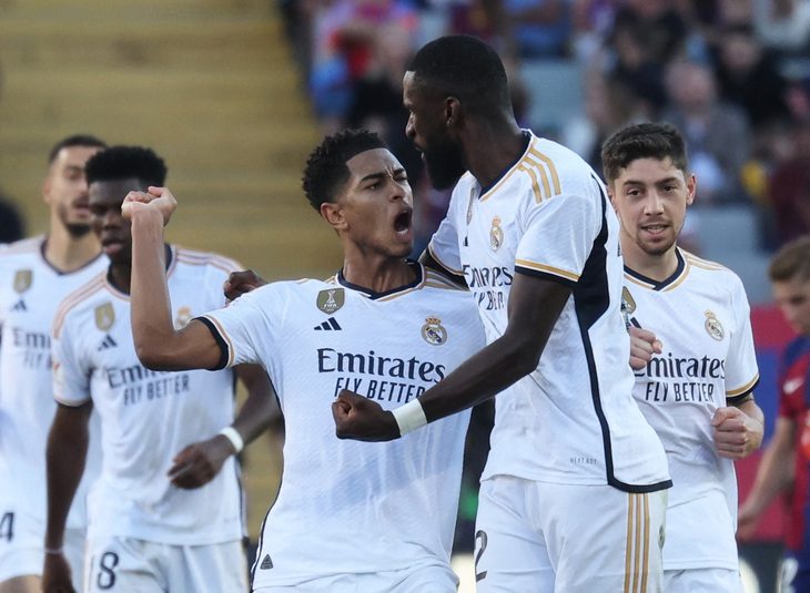 Bellingham tỏa sáng giúp Real Madrid thắng ngoạn mục ở 'siêu kinh điển' - Ảnh 1. Jude Bellingham lập cú đúp mang về 3 điểm quý giá cho Real Madrid - Ảnh: REUTERS