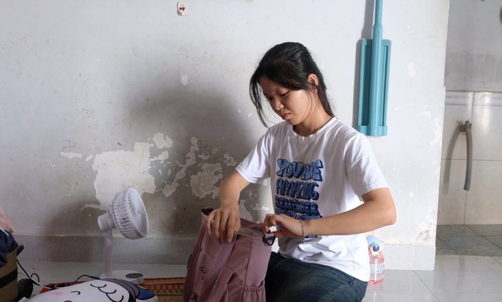 1-1724379364580383198678 Côi cút giữa đời, Ngân muốn thành nhà báo, giúp đỡ trẻ em hoàn cảnh giống mình - Ảnh 1.