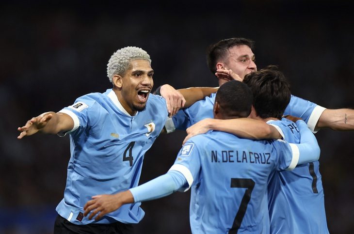 Brazil và Argentina cùng thua ở vòng loại World Cup 2026 - Ảnh 1. Niềm vui của các cầu thủ Uruguay sau khi ghi bàn vào lưới Argentina - Ảnh: REUTERS