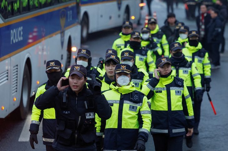 2025-01-05t225436z1763298245rc2y3casypkzrtrmadp3southkorea-politics-17361484488432120926534 Cảnh sát Hàn Quốc xem xét bắt thành viên đội an ninh tổng thống - Ảnh 1.