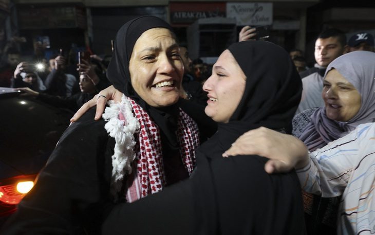 Các con tin Palestine đoàn tụ với người thân ở Bờ Tây tối ngày 24-11 - Ảnh: AFP Các con tin Palestine đoàn tụ với người thân ở Bờ Tây tối 24-11 - Ảnh: AFP