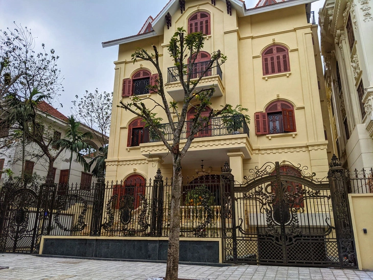 Biệt thự xây sai phép ở Cầu Giấy: Quận nói đang điều chỉnh quy hoạch, chưa có ngày cưỡng chế- Ảnh 1. Công trình biệt thự xây sai phép tại số 9B khu biệt thự 5,2ha Yên Hòa, quận Cầu Giấy nay đã hoàn thiện - Ảnh: H.T.