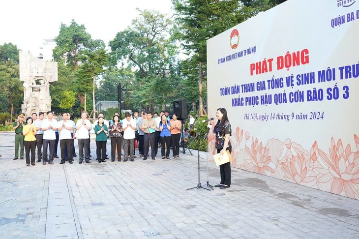 843a666287d9208779c8-1726278912672774173496 Bí thư Hà Nội cùng người dân thu dọn cành cây gãy đổ sau bão số 3 - Ảnh 1.