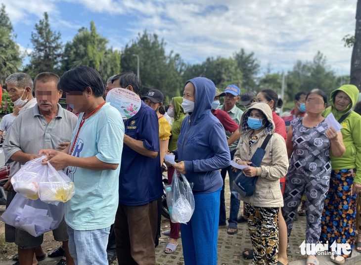 Bệnh nhân ung thư và suất ăn từ thiện: Đắn đo giá trị dinh dưỡng và tiết kiệm tiền chữa bệnh- Ảnh 1. Bệnh nhân, người nhà xếp hàng chờ đoàn từ thiện phát suất ăn miễn phí trước cổng Bệnh viện Ung bướu TP.HCM trưa 18-12. Đa phần một người nhận nhiều suất ăn từ nhiều đoàn từ thiện để dành cho bữa còn lại trong ngày - Ảnh: XUÂN MAI