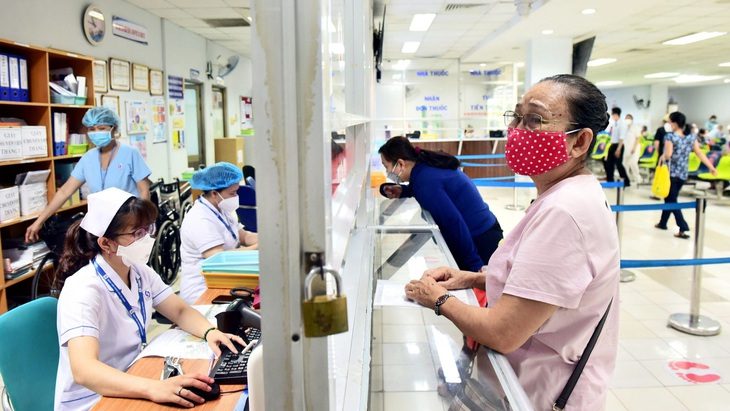Bệnh nhẹ sao không đi trạm y tế có BHYT mà cứ phải bệnh viện tuyến trên?- Ảnh 1. Người dân đăng ký khám bệnh có BHYT tại một bệnh viện ở TP.HCM - Ảnh: DUYÊN PHAN