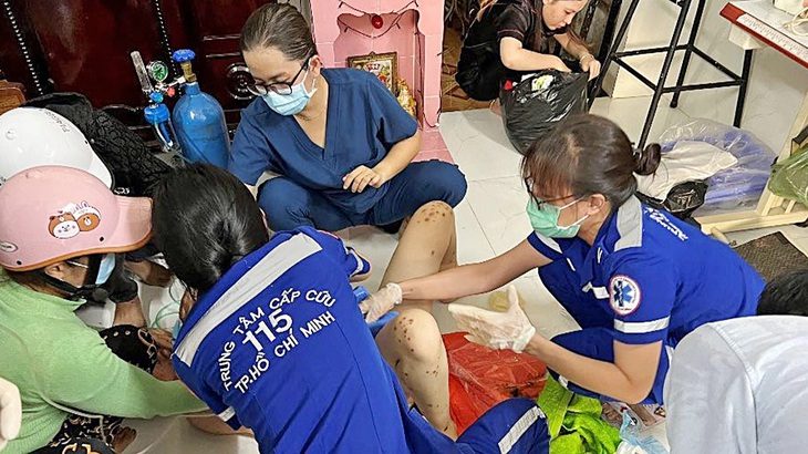 'Biệt đội đặc nhiệm' của nghề y- Ảnh 1. Các y bác sĩ Trung tâm Cấp cứu 115 đỡ đẻ thành công cho một sản phụ tại huyện Bình Chánh (TP.HCM) - Ảnh: Trung tâm cấp cứu 115
