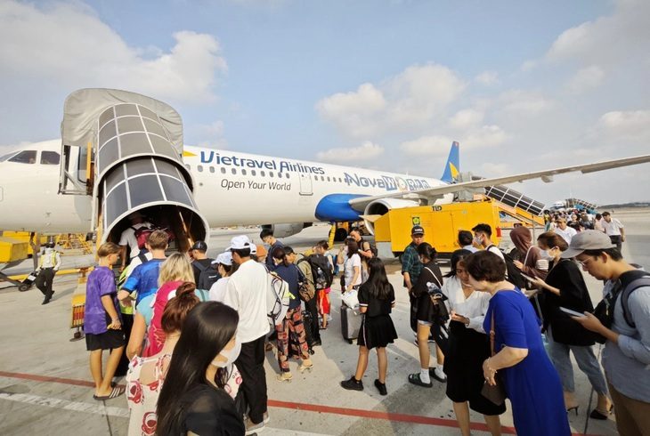 Bay nội địa dịp lễ giá vé đã 8,9 triệu, bằng giá tour đi Thái Lan 5 ngày- Ảnh 1. Khách đi lại bằng máy bay của Vietravel Airlines tại sân bay Tân Sơn Nhất - Ảnh: C.TRUNG