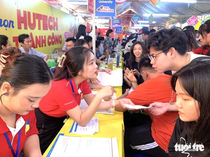 Cấm các trường đại học yêu cầu xác nhận nhập học sớm- Ảnh 1. Học sinh tìm hiểu thông tin tuyển sinh đại học trong Ngày hội tư vấn tuyển sinh - hướng nghiệp năm 2024 - Ảnh: TRẦN HUỲNH