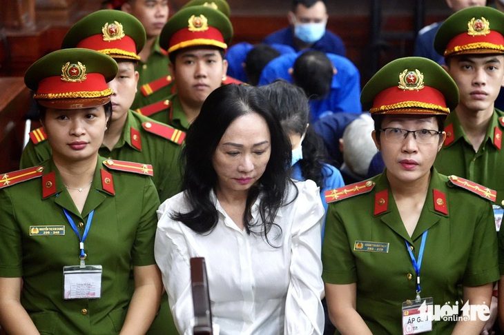 Bà Trương Mỹ Lan xin dùng toàn bộ tài sản để đền bù, trả lại tiền cho các trái chủ- Ảnh 1. Bà Trương Mỹ Lan tại phiên tòa xét xử vụ án giai đoạn 1 - Ảnh: HỮU HẠNH