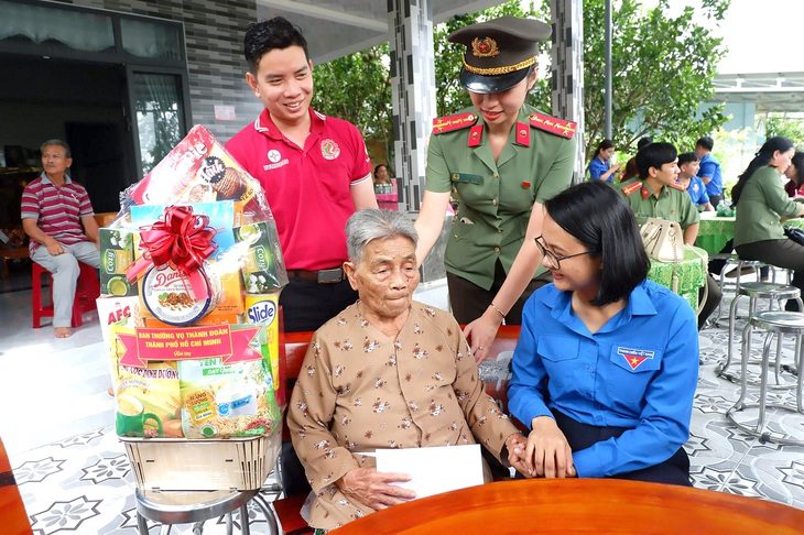 Các bạn trẻ TP.HCM thăm hỏi, trao quà Mẹ Việt Nam anh hùng Nguyễn Thị Bún (xã An Nhơn Tây, huyện Củ Chi, TP.HCM) - Ảnh: K.AN Các bạn trẻ TP.HCM thăm hỏi, trao quà Mẹ Việt Nam anh hùng Nguyễn Thị Bún (xã An Nhơn Tây, huyện Củ Chi, TP.HCM) - Ảnh: K.AN