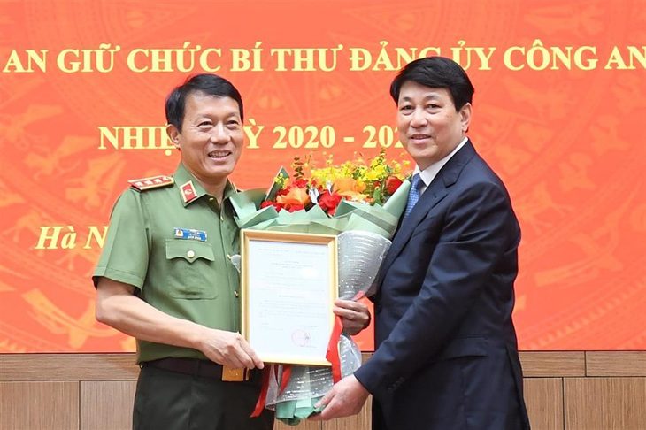 Bộ trưởng Bộ Công an Lương Tam Quang giữ chức bí thư Đảng ủy Công an Trung ương- Ảnh 1. Thường trực Ban Bí thư trao quyết định, tặng hoa chúc mừng thượng tướng Lương Tam Quang - Ảnh: Bộ Công an