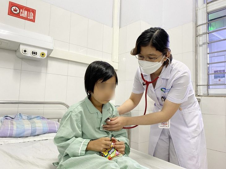 Cẩn thận trẻ nhỏ bị cường giáp đe dọa tính mạng - Ảnh 1. Thăm khám cho bệnh nhi bị cường giáp - Ảnh: BVCC