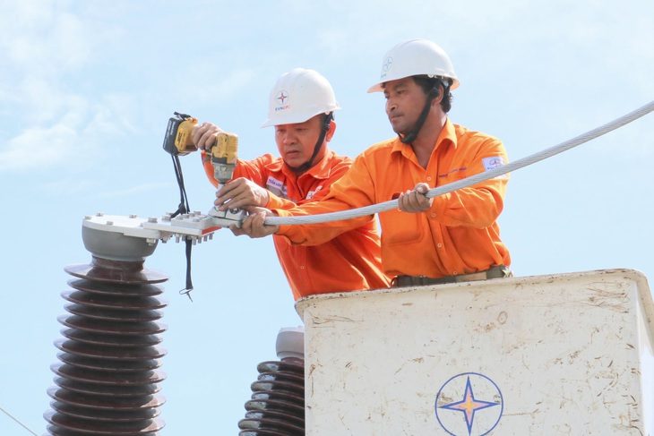 Bộ Công Thương làm cách nào để tăng 2 tỉ kWh cấp điện cho cao điểm mùa khô?- Ảnh 1. Bộ Công Thương điều chỉnh kế hoạch cấp điện năm 2024 - Ảnh: EVN