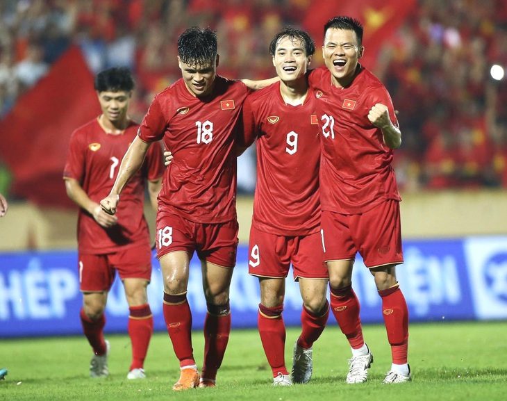 Đội tuyển Việt Nam bất ngờ tăng 3 bậc trên bảng xếp hạng FIFA - Ảnh 1. Bất ngờ tăng 3 bậc, Việt Nam bị Indonesia bám đuổi trên bảng xếp hạng FIFA - Ảnh 1.
