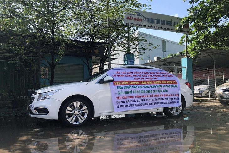 Bộ Công an tìm 63.000 học viên liên quan vụ án tại Trung tâm dạy nghề lái xe Sài Gòn- Ảnh 1. Giáo viên, học viên giăng băng rôn