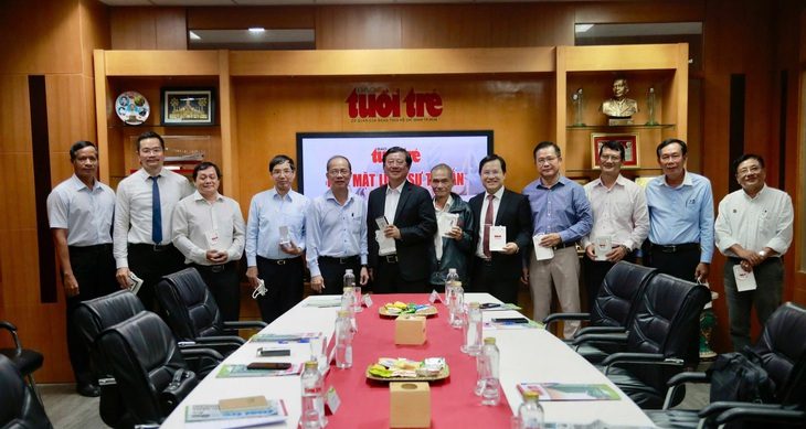 edit-tang-qua-cac-ls-1727954601591840666657 Luật sư ‘đặt hàng’ báo Tuổi Trẻ mạnh mẽ hơn, dũng cảm hơn - Ảnh 1.