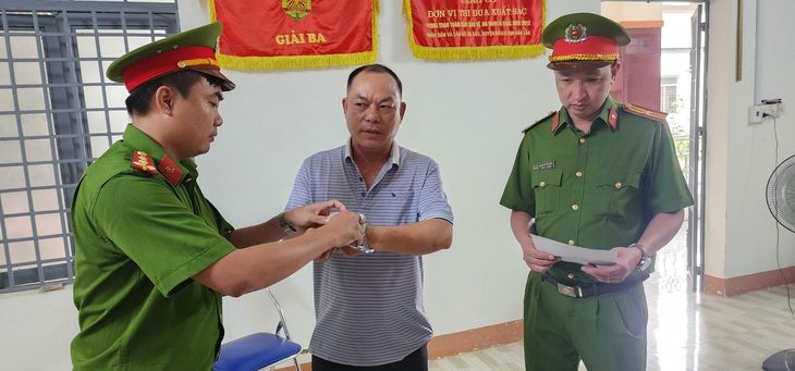 Bắt thêm nghi phạm vẽ 'dự án ma' lừa đảo hàng trăm tỉ ở Phú Quốc- Ảnh 1. Cơ quan điều tra Công an tỉnh Kiên Giang bắt tạm giam 4 tháng đối với Nguyễn Văn Nguyên về tội "lừa đảo chiếm đoạt tài sản" - Ảnh: VĂN VŨ
