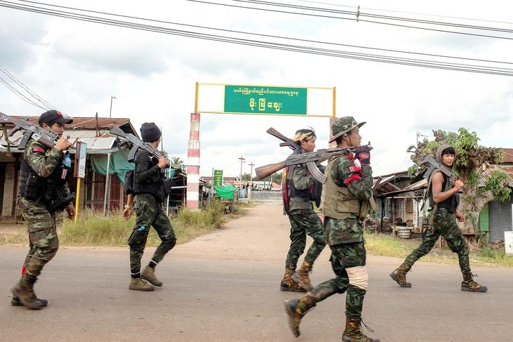 Chiến sự ở Myanmar: Quân đội thất thế?- Ảnh 1. Quân nổi dậy chống chính quyền quân sự Myanmar tại bang Kayah hồi tháng 12-2023 - Ảnh: Reuters