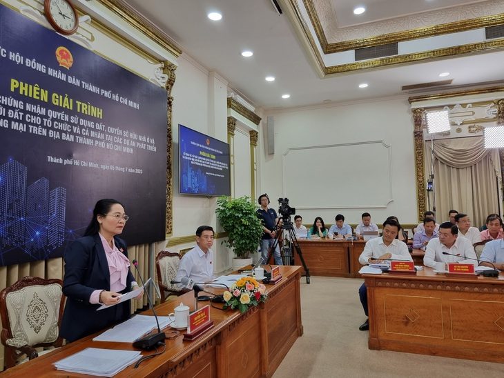 Cần khởi tố chủ đầu tư cố tình thế chấp dự án khiến không cấp được sổ hồng - Ảnh 1. Chủ tịch HĐND TP Nguyễn Thị Lệ đề nghị UBND TP tập trung các giải pháp tháo gỡ vướng mắc tại các dự án nhà ở thương mại để cấp sổ hổng cho dân - Ảnh: ÁI NHÂN