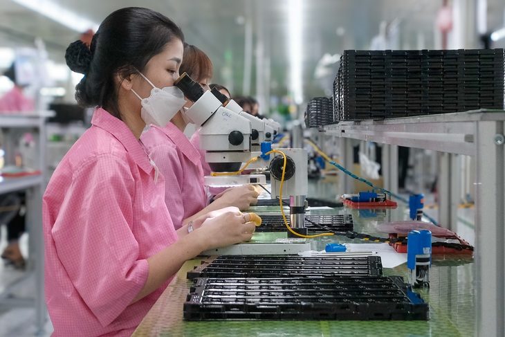 Công nhân tại nhiều nhà máy, nhà xưởng được tăng lương 6% từ ngày 1-7, trong ảnh là người lao động làm việc trong một nhà máy sản xuất điện tử vốn FDI Hàn Quốc tại tỉnh Bắc Ninh - Ảnh: GIA ĐOÀN Công nhân tại nhiều nhà máy, nhà xưởng được tăng lương 6% từ ngày 1-7, trong ảnh là người lao động làm việc trong một nhà máy sản xuất điện tử vốn FDI Hàn Quốc tại tỉnh Bắc Ninh - Ảnh: GIA ĐOÀN