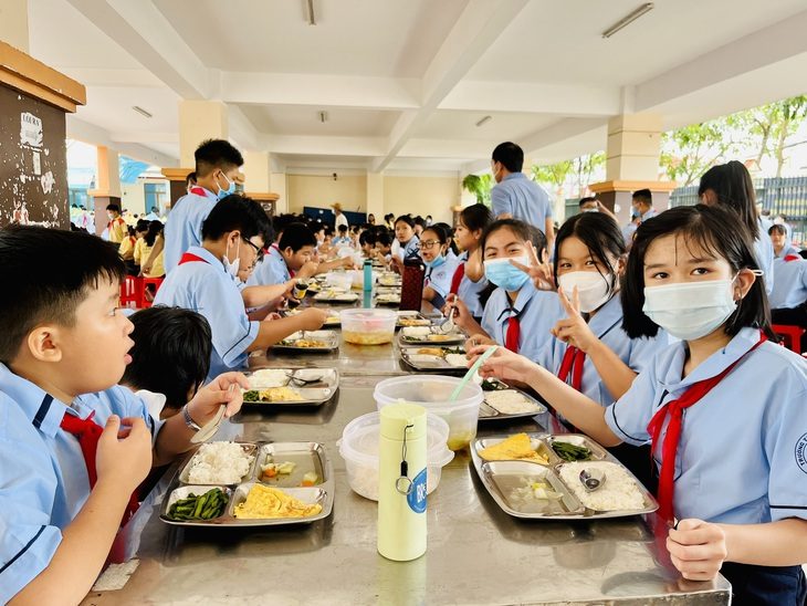 Bữa ăn bán trú tăng giá, chất lượng có tăng theo? - Ảnh 1. Học sinh Trường THCS Tân Tạo, TP.HCM trong bữa ăn trưa bán trú năm 2022 - Ảnh: MỸ DUNG