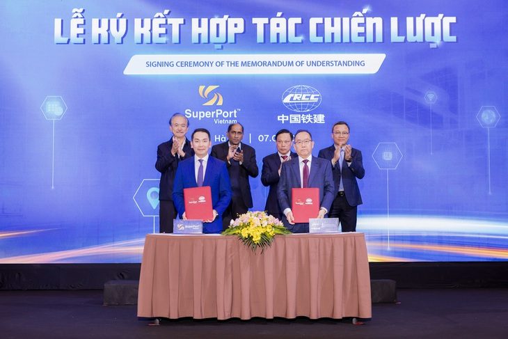viet-nam-superport-ky-ket-bien-ban-ghi-nho-voi-cong-ty-tnhh-tap-doan-duong-sat-trung-quoc-16-viet-nam-1736252330735429273020 Bắt tay với Trung Quốc xây trung tâm trung chuyển kết nối đường sắt đi Côn Minh - Ảnh 1.