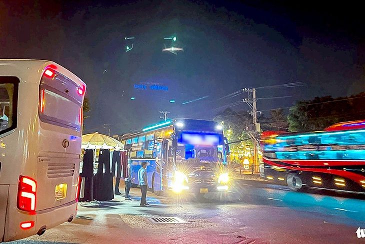 Bến xe vắng khách, ngoài cổng bến xe dù tấp nập những ngày cận Tết- Ảnh 1. Ngược về hướng quốc lộ 13 (đi bến xe Miền Đông cũ, quận Bình Thạnh), vào khoảng 18h đến 22h, các xe khách chạy tuyến Tây Nguyên tấp nập đón trả khách